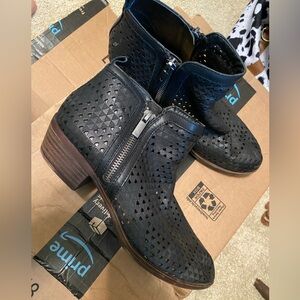 Black. Light weight booties.